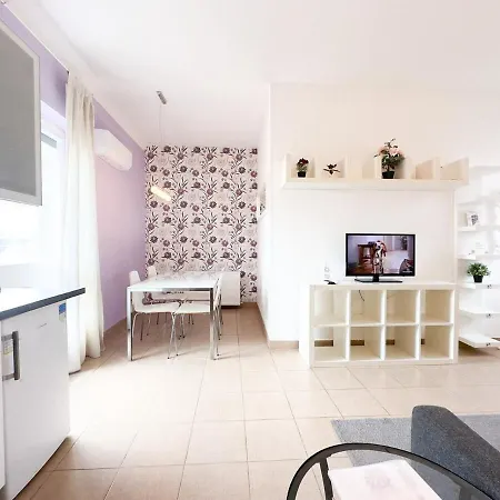 1br Stylish With Views & Ac - Purple Skyline *