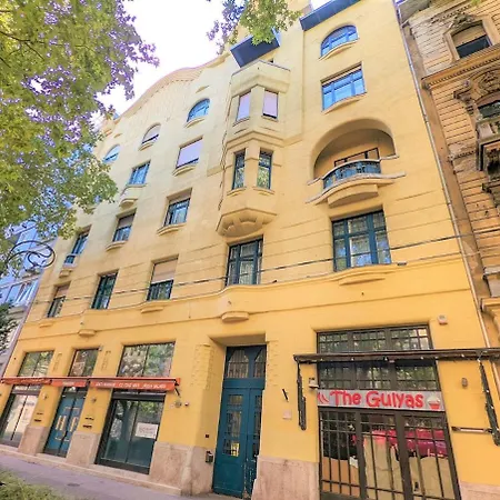 Apartment Cozy 1br With Skyline View - Purple Skyline Budapest