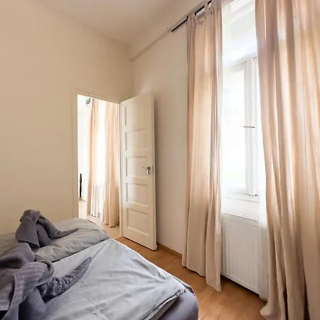 Cozy 1br With Skyline View - Purple Skyline Apartment