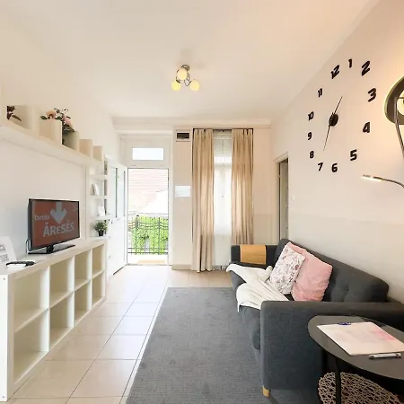 Cozy 1br With Skyline View - Purple Skyline Apartment Budapest